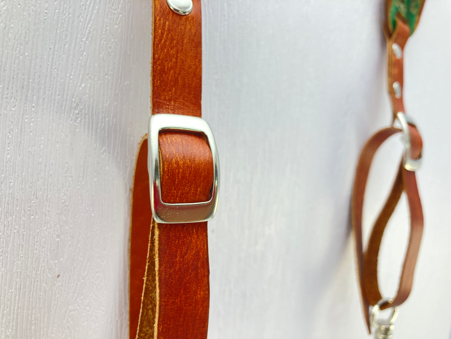 Adventurers full grain leather camera strap - green nature