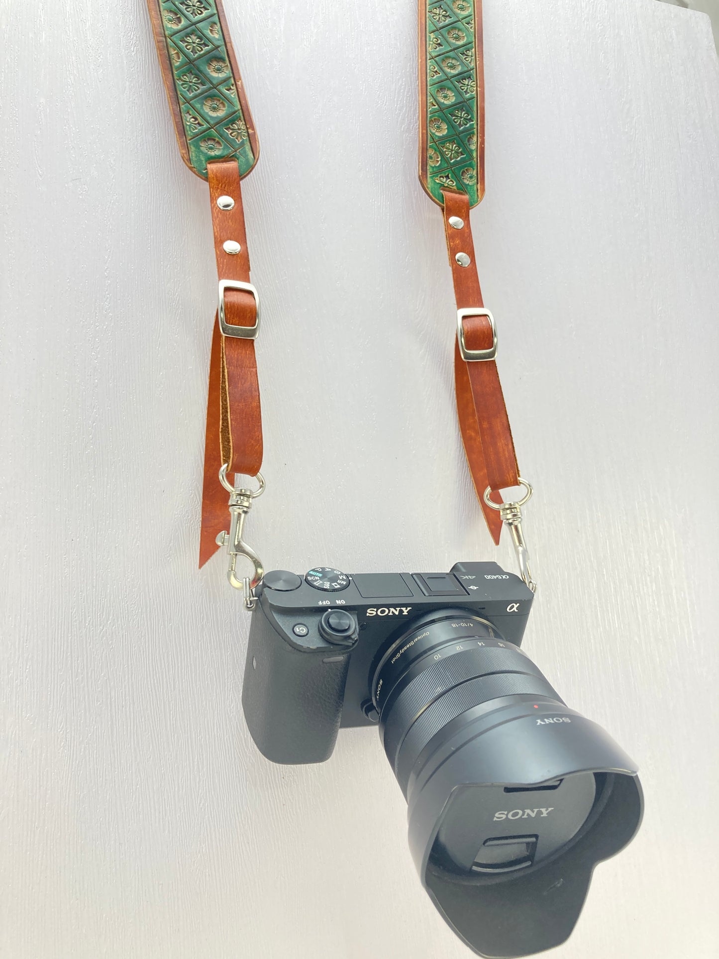 Adventurers full grain leather camera strap - green nature