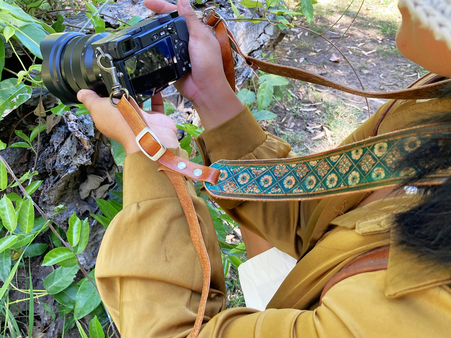 Adventurers full grain leather camera strap - green nature