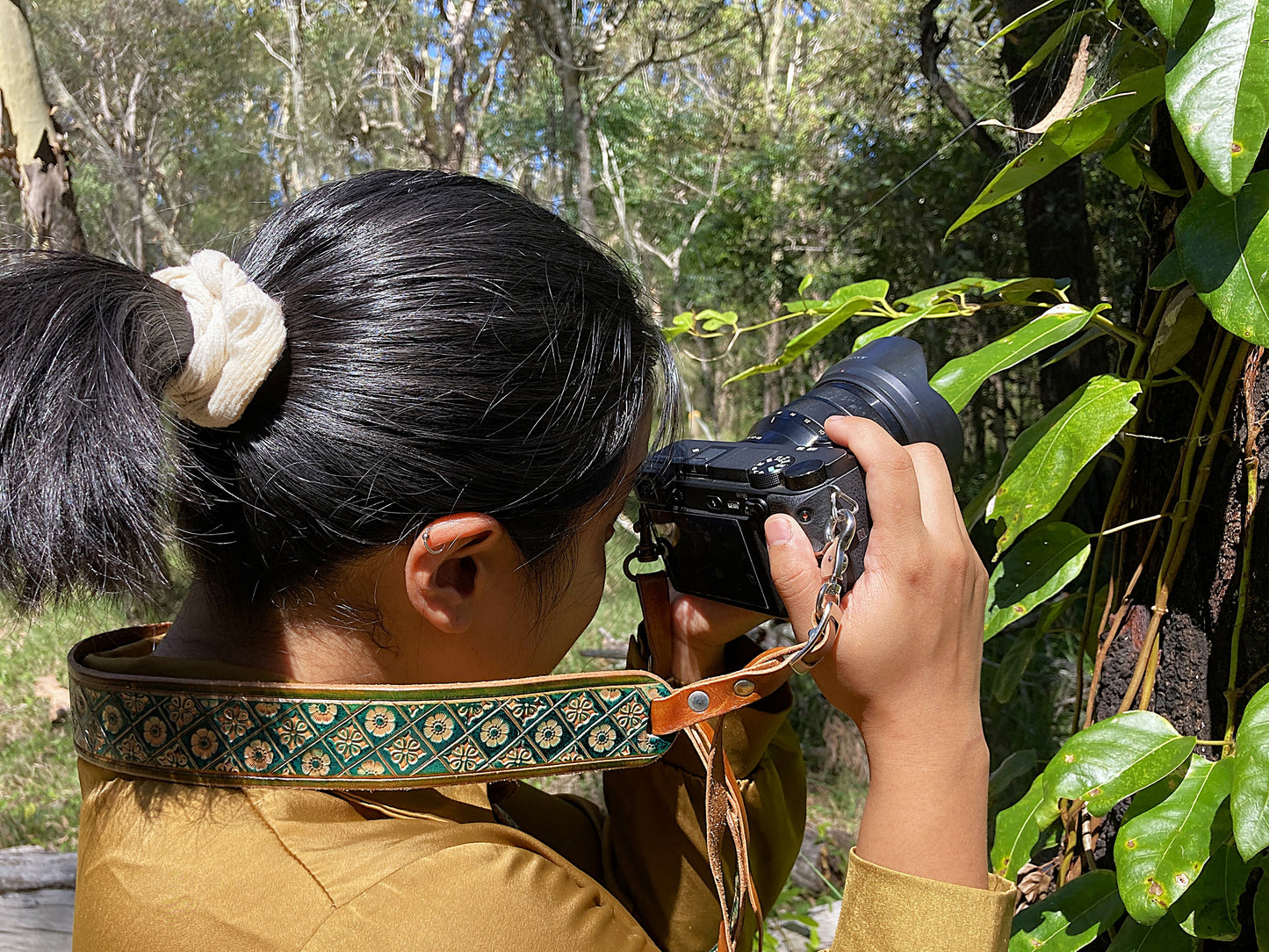 Adventurers full grain leather camera strap - green nature