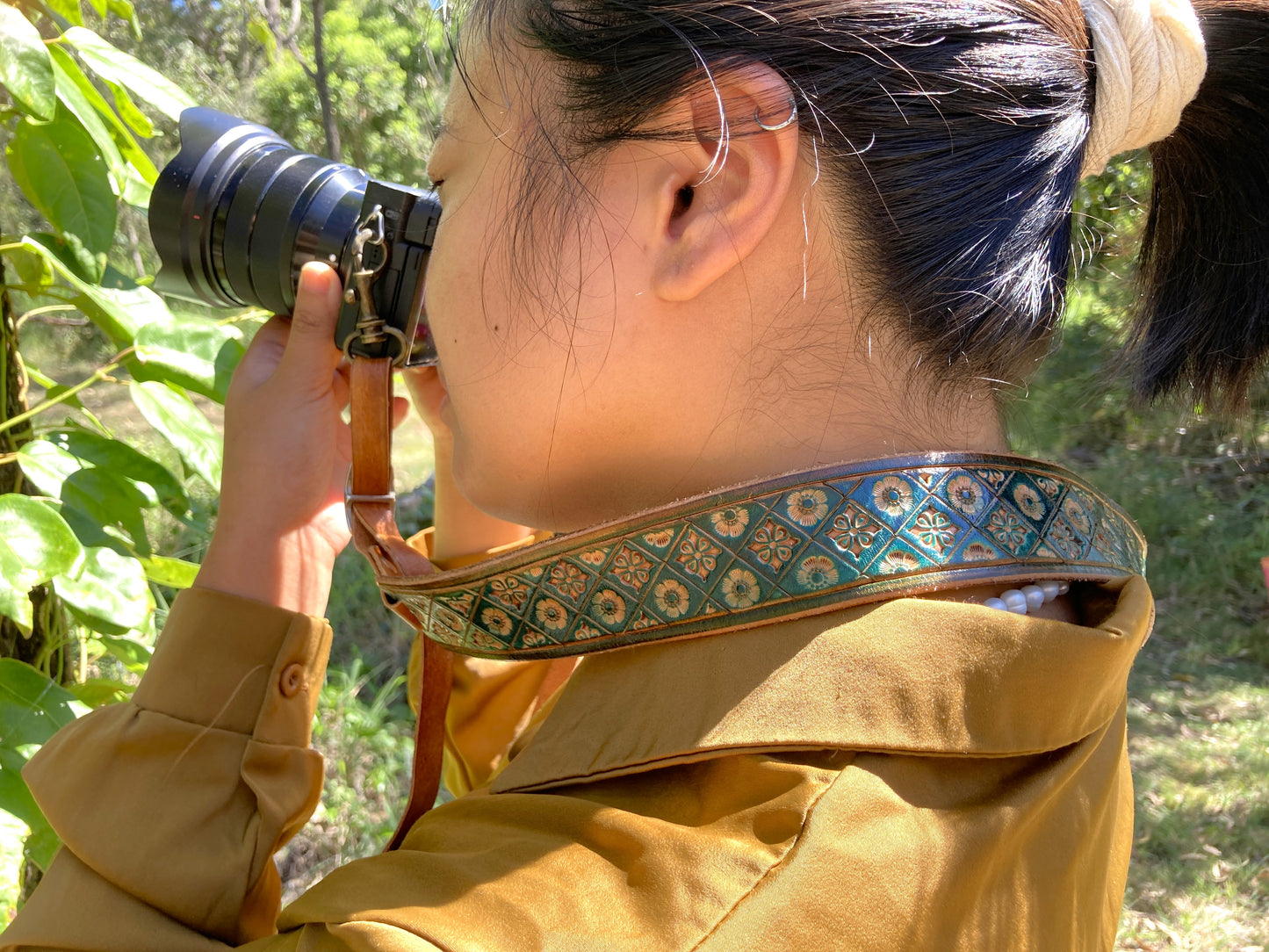 Adventurers full grain leather camera strap - green nature