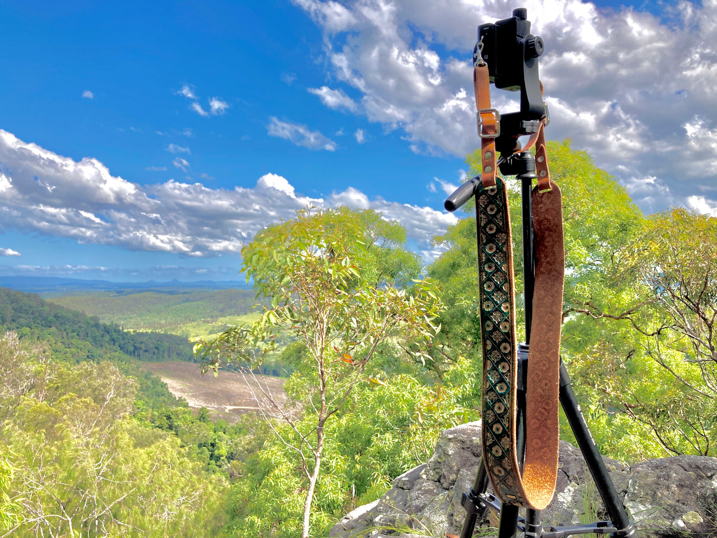Adventurers full grain leather camera strap - green nature