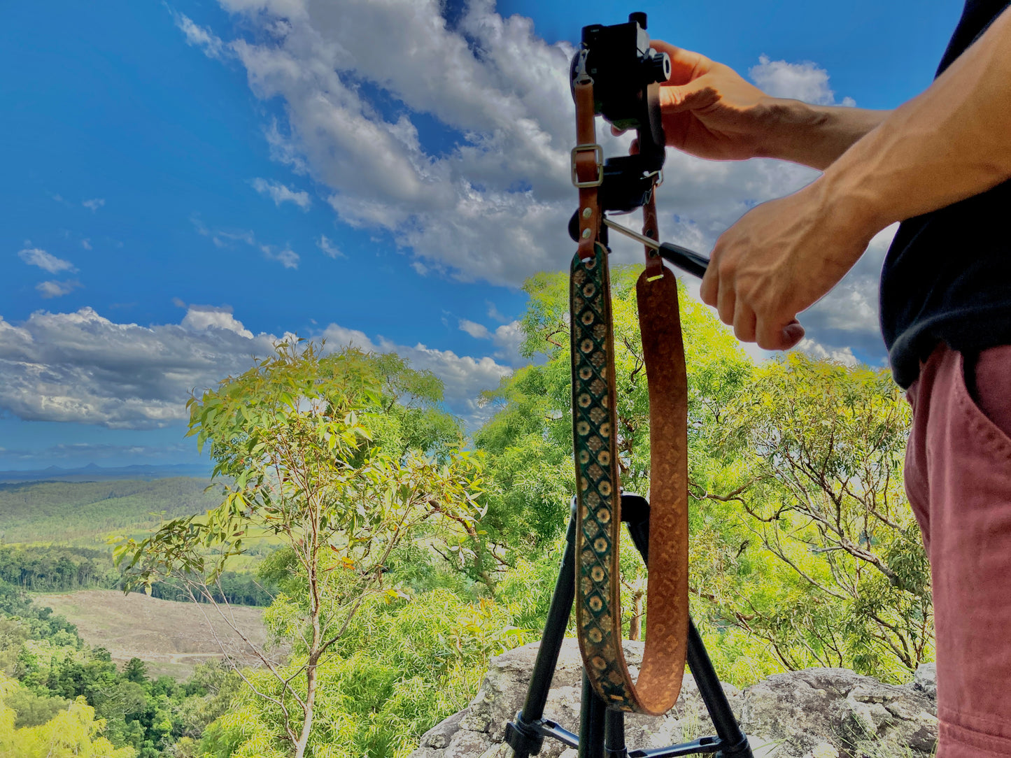 Adventurers full grain leather camera strap - green nature